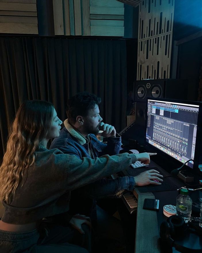 Aleyna Kalaycıoğlu pembe taytıyla güneş banyosu yaptı, görenin nutku tutuldu! 'Akıllara zararsın'