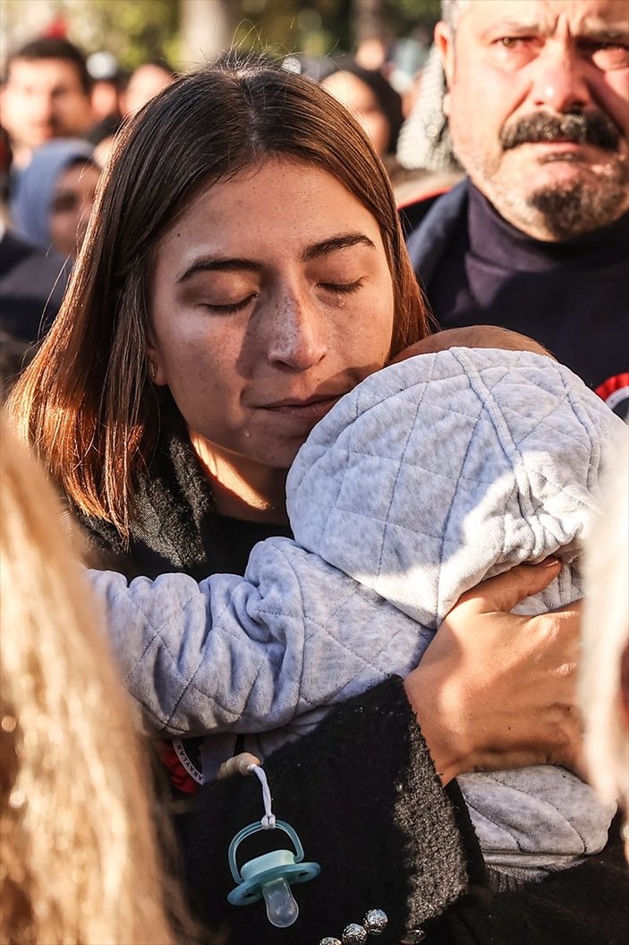 Dolmabahçe'de anma töreni: Hüngür hüngür ağladı