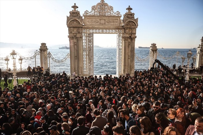 Dolmabahçe'de anma töreni: Hüngür hüngür ağladı