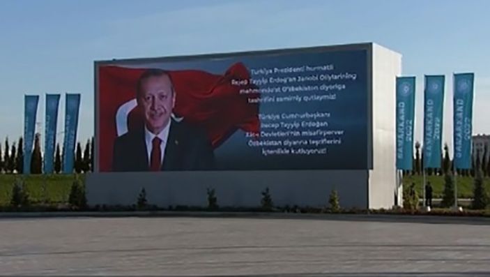 Cumhurbaşkanı Erdoğan'ın fotoğrafı Semerkant Havalimanı'na yansıtıldı
