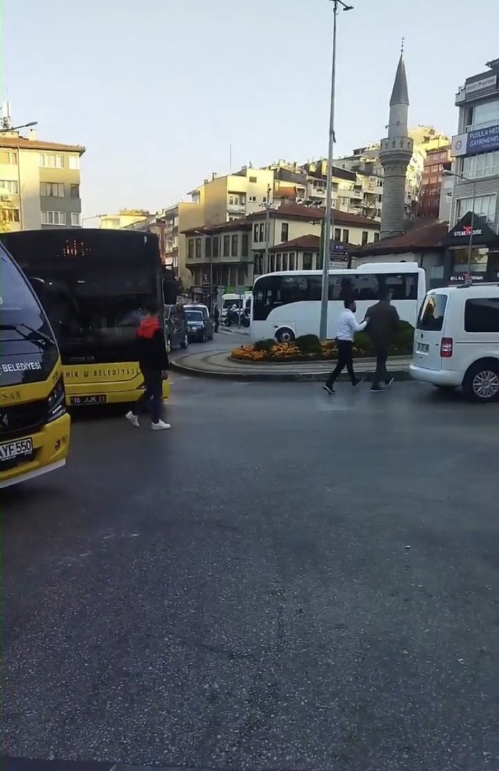 Bursa'da gerginlik: Biri bıçak çekti, diğeri ‘park edemezsin’ dedi