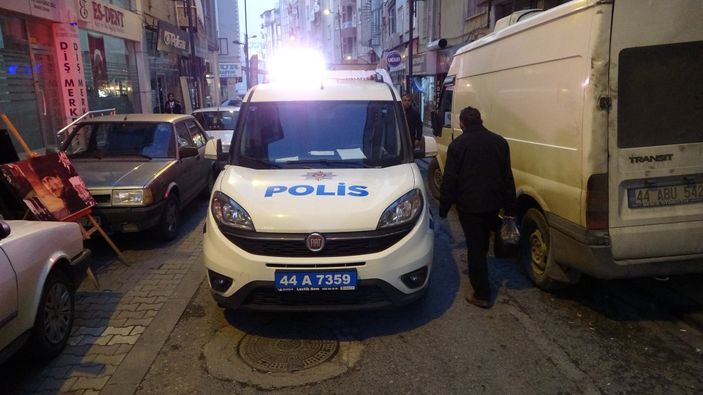 Malatya'da satırlı saldırıya uğrayan genç ağır yaralandı