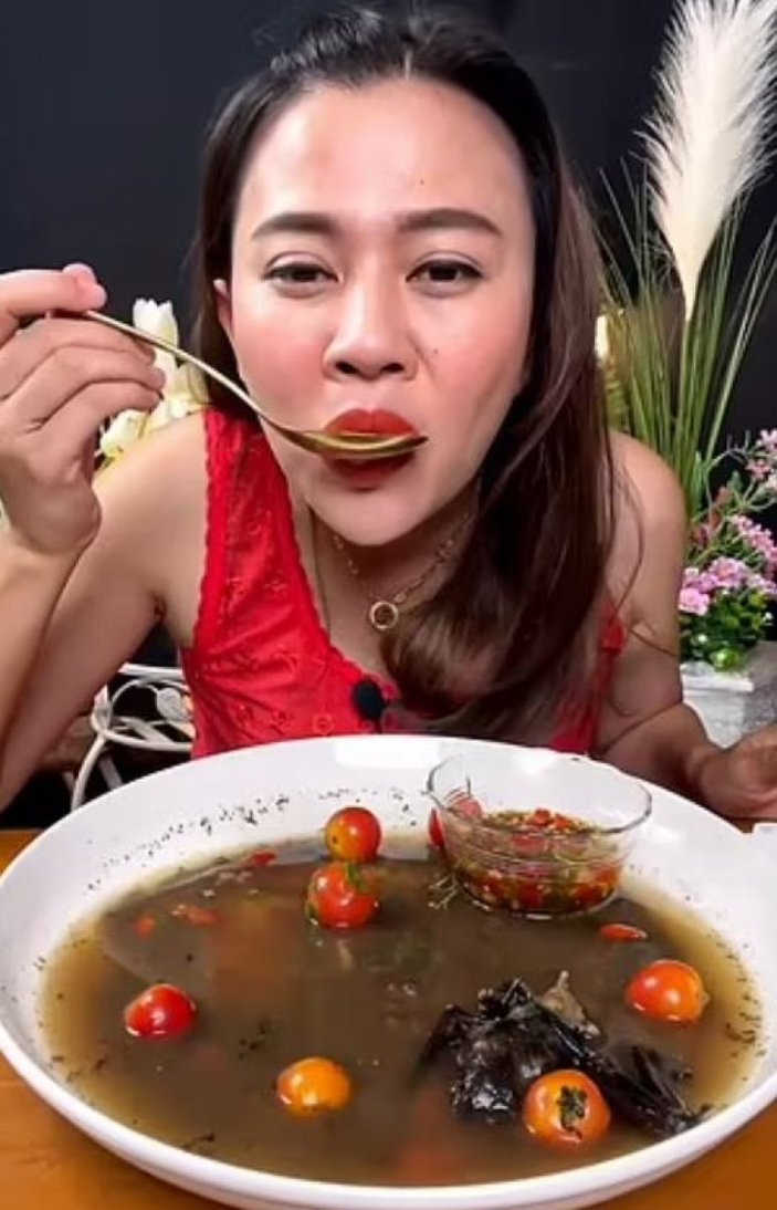 Taylandlı kadın, kamera önünde yarasa yedi