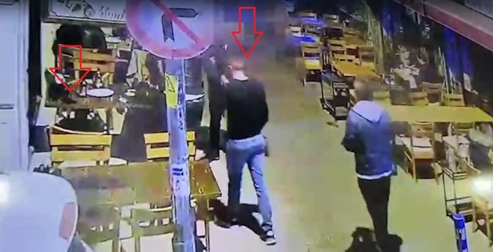 İzmir'de ceketini siper edip masadan telefon çaldı