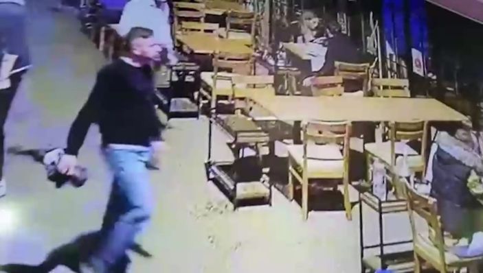 İzmir'de ceketini siper edip masadan telefon çaldı