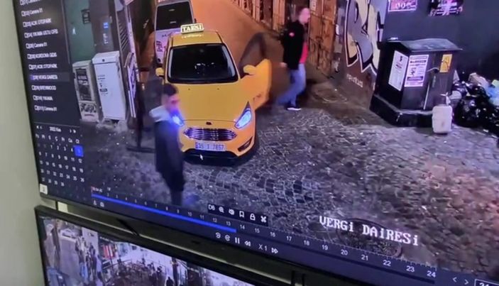 İzmir'de ceketini siper edip masadan telefon çaldı