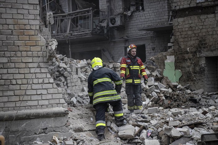 Ukrayna'da bir apartmana füze saldırısı: 7 ölü