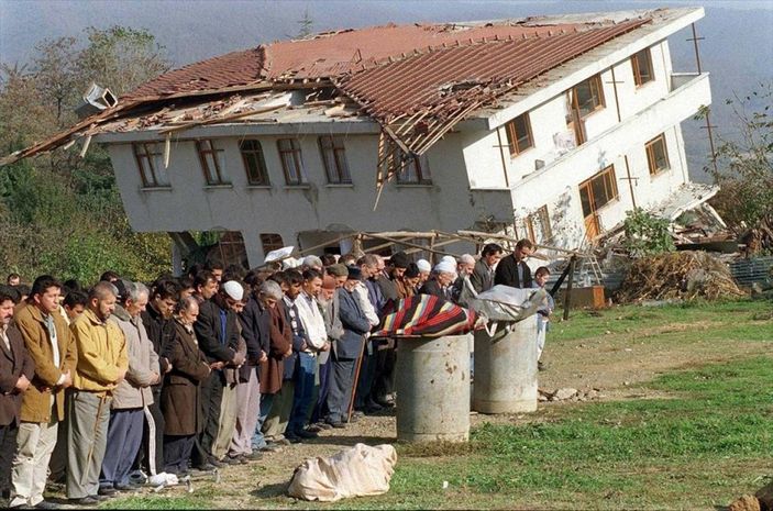 Düzce depreminde enkaz altından inanılmaz kurtuluşunu anlattı