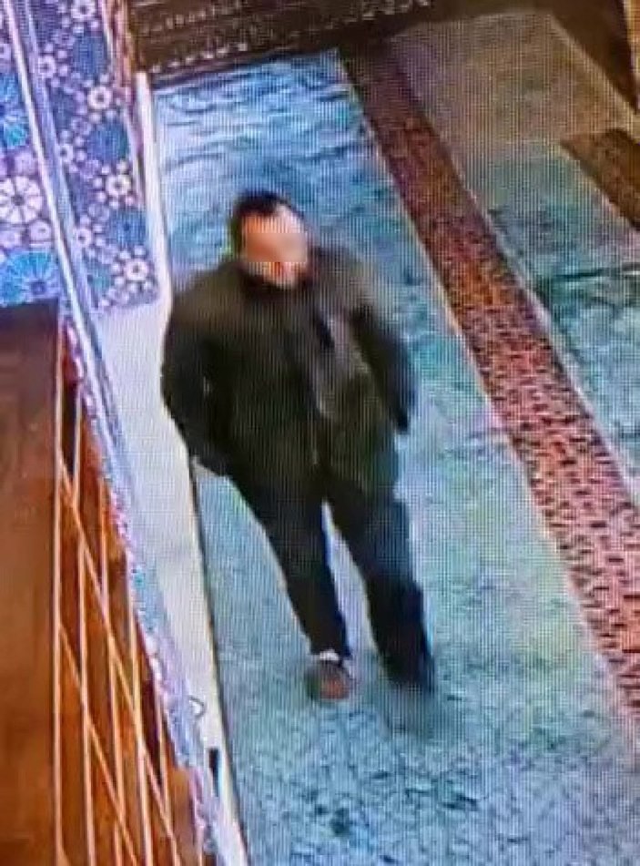 İstanbul'da camiye içki şişesiyle girip Kur'an-ı Kerim’e tekme attı
