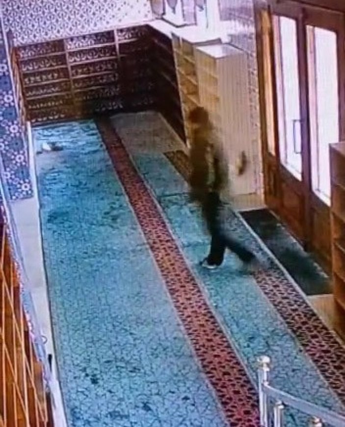 İstanbul'da camiye içki şişesiyle girip Kur'an-ı Kerim’e tekme attı