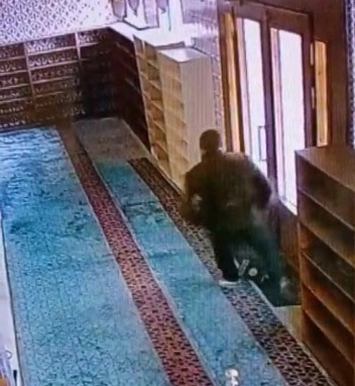 İstanbul'da camiye içki şişesiyle girip Kur'an-ı Kerim’e tekme attı