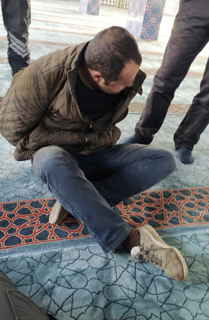 İstanbul'da camiye içki şişesiyle girip Kur'an-ı Kerim’e tekme attı