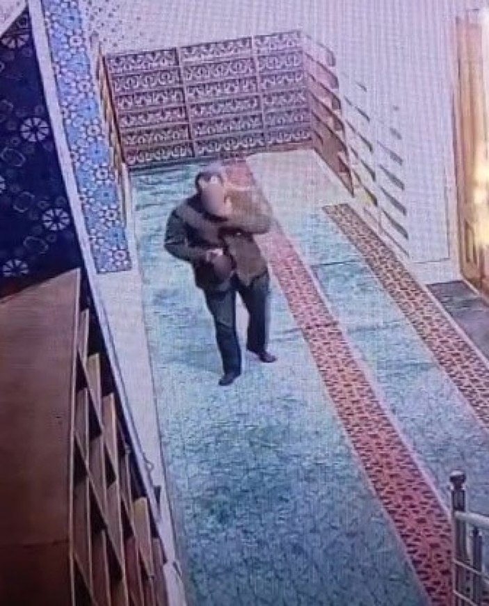 İstanbul'da camiye içki şişesiyle girip Kur'an-ı Kerim’e tekme attı