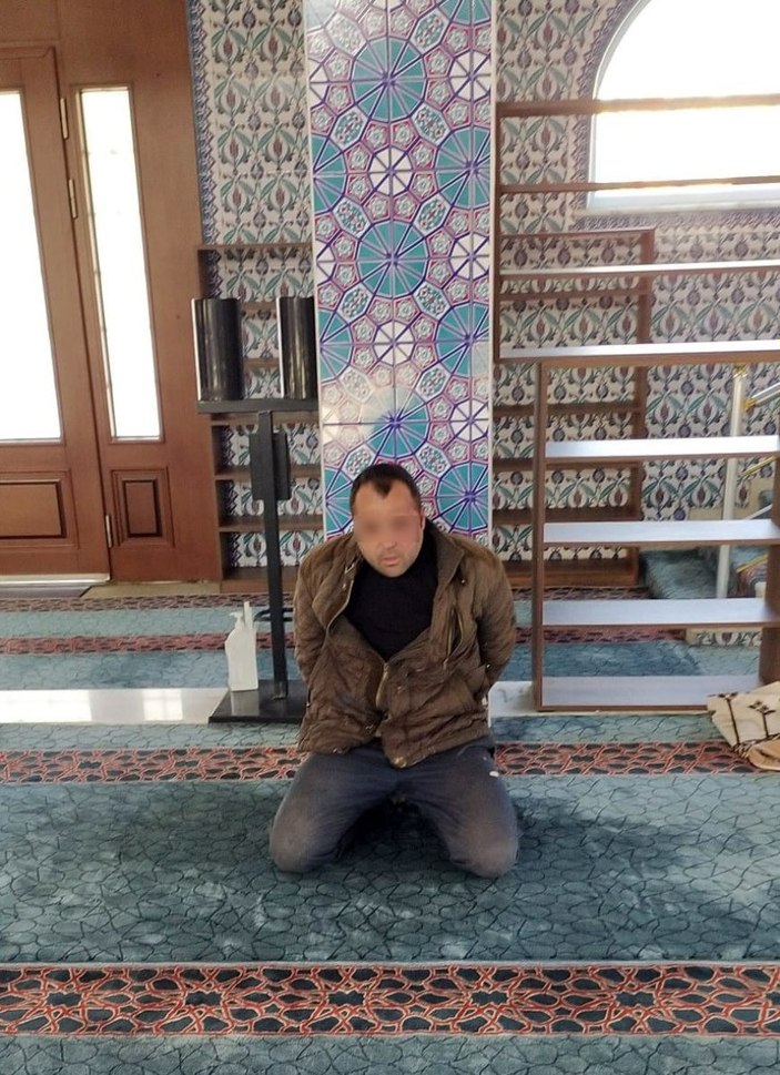 İstanbul'da camiye içki şişesiyle girip Kur'an-ı Kerim’e tekme attı