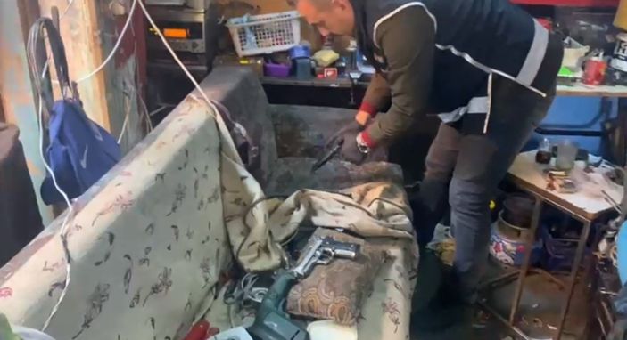 İzmir'de silah operasyonu:1 gözaltı