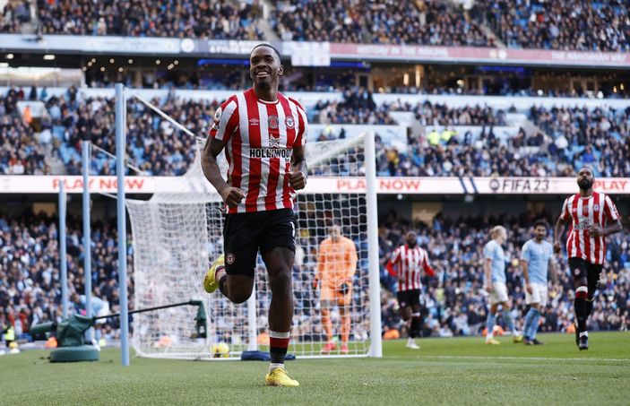 r Manchester City, son dakika golüyle yıkıldı