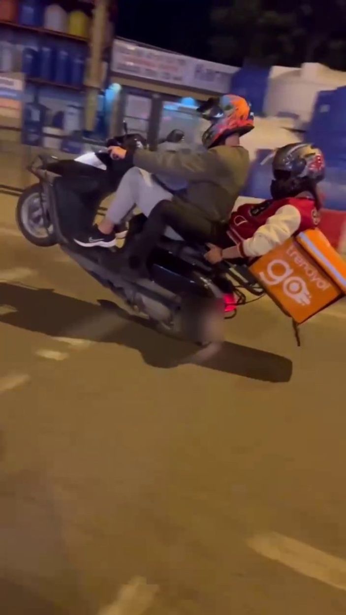 i Pendik'te moto kuryenin tek teker üstündeki yolculuğu