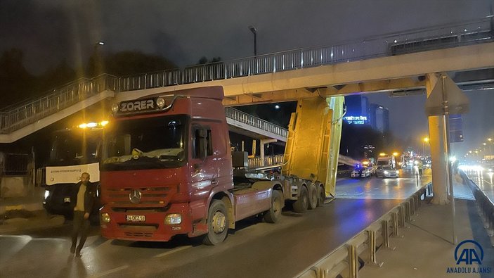 İstanbul'da hafriyat kamyonunun açılan damperi üst geçide çarptı