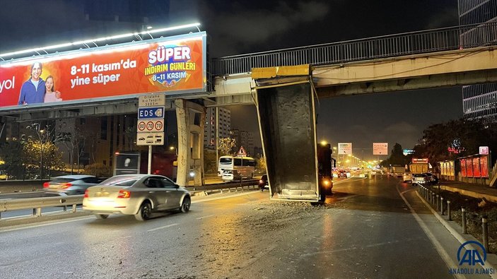 İstanbul'da hafriyat kamyonunun açılan damperi üst geçide çarptı