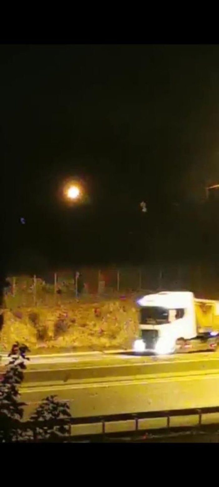 Antalya'da yoldan geçen araçlara taş atıldı