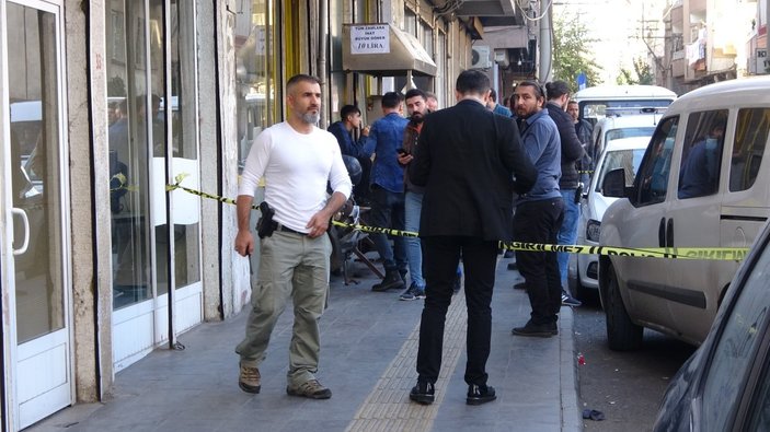 Diyarbakır'da husumetli aile çocuğu başından vurdu
