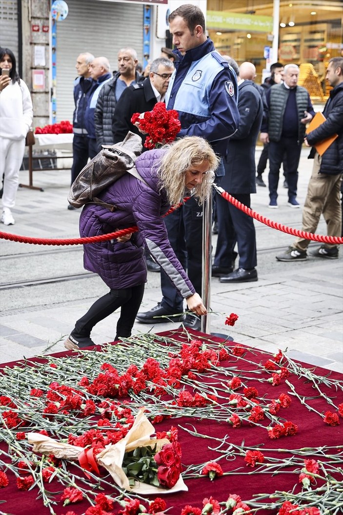 Taksim’deki bombalı saldırı: Patlamanın olduğu yere karanfiller bırakıldı