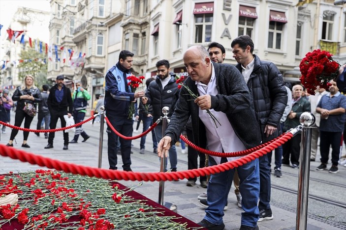 Taksim’deki bombalı saldırı: Patlamanın olduğu yere karanfiller bırakıldı