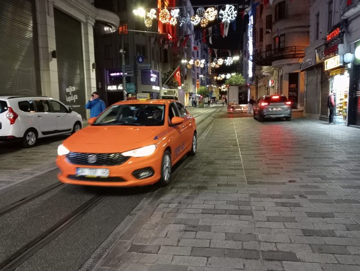 İstiklal Caddesi'ndeki banklar kaldırıldı