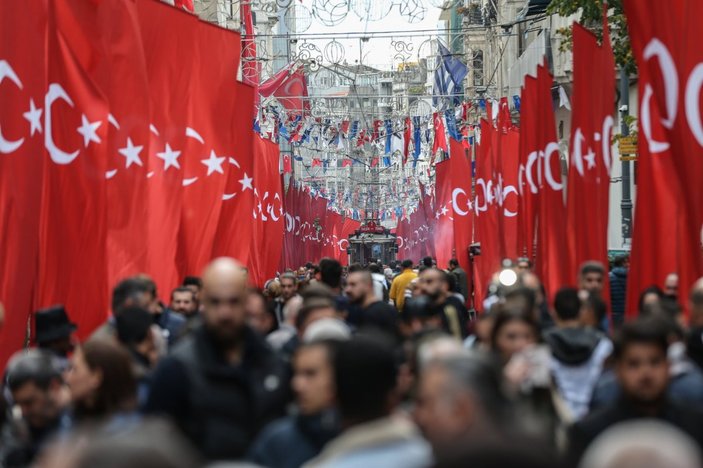 Taksim 1200 Türk bayrağıyla donatıldı