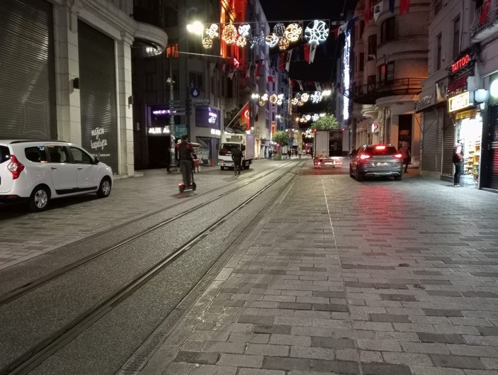 İstiklal Caddesi'ndeki banklar kaldırıldı