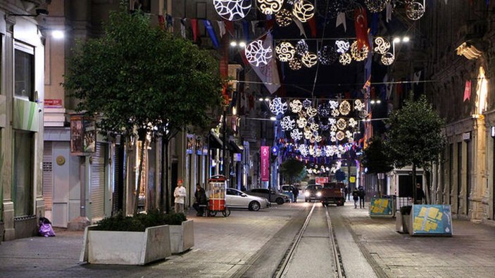 İstiklal Caddesi'ndeki banklar kaldırıldı