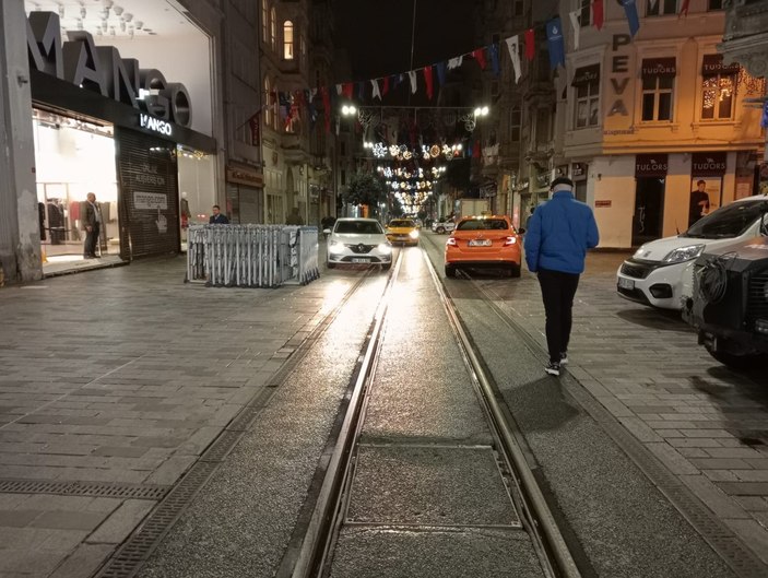 İstiklal Caddesi'ndeki banklar kaldırıldı