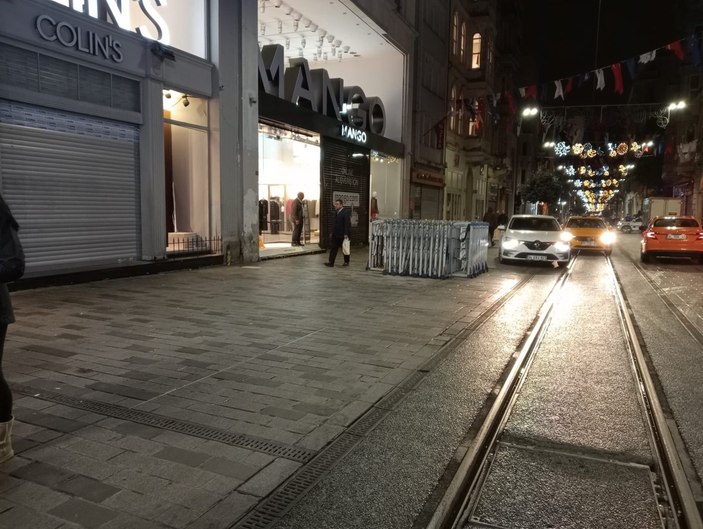 İstiklal Caddesi'ndeki banklar kaldırıldı