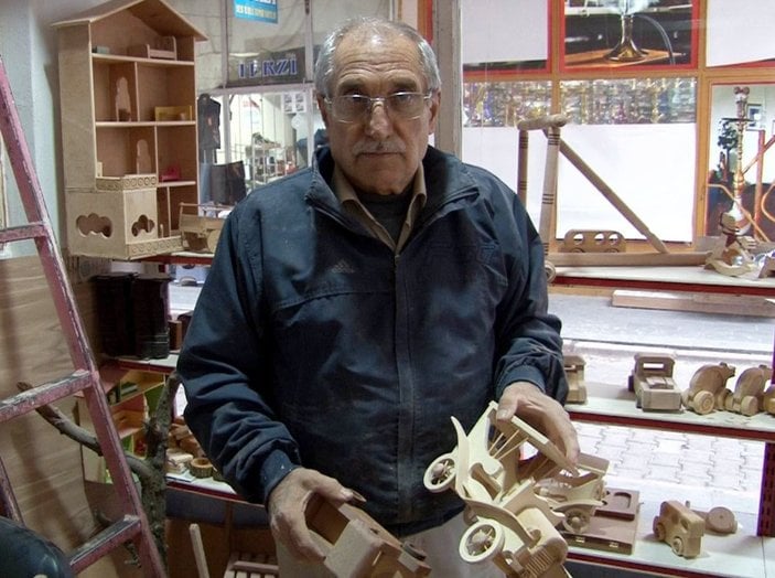 Kayseri'de salgında hobi olarak başladığı ahşap oyuncakçılığında siparişlere yetişemiyor