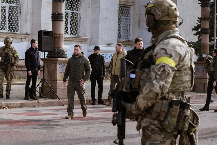 Rus askerlerinin geri çekildiği Herson'daki kutlamalara Zelensky de katıldı
