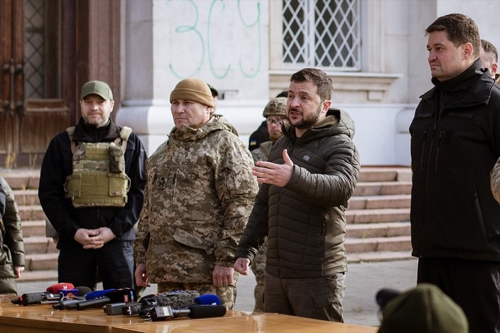 Rus askerlerinin geri çekildiği Herson'daki kutlamalara Zelensky de katıldı