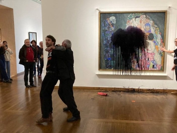 Avusturya'da iklim aktivistleri ressam Klimt'in tablosuna siyah boya attı