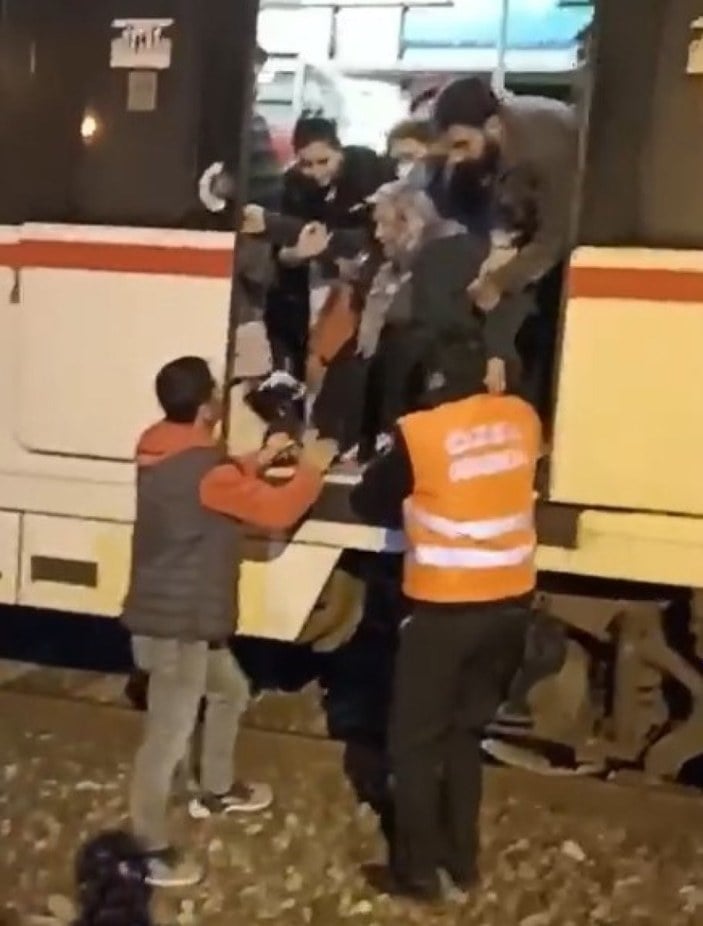 İzmir'de İZBAN arızalanınca vatandaşlar raylardan istasyona yürüdü
