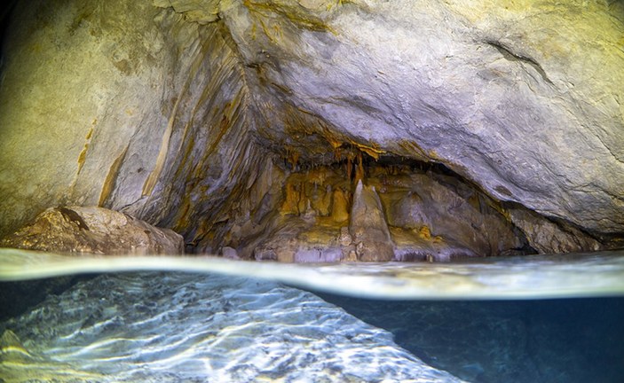 Hatay'daki su altı mağarası görsel şölen sunuyor