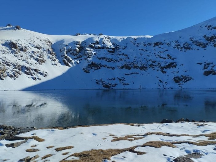 Şırnak'taki doğal göl 7 ay kar altında kalıyor