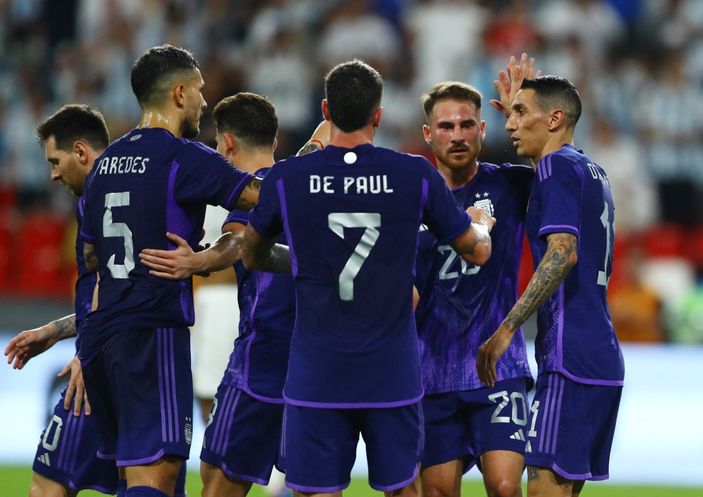 r Arjantin, Birleşik Arap Emirlikleri'ni farklı geçti