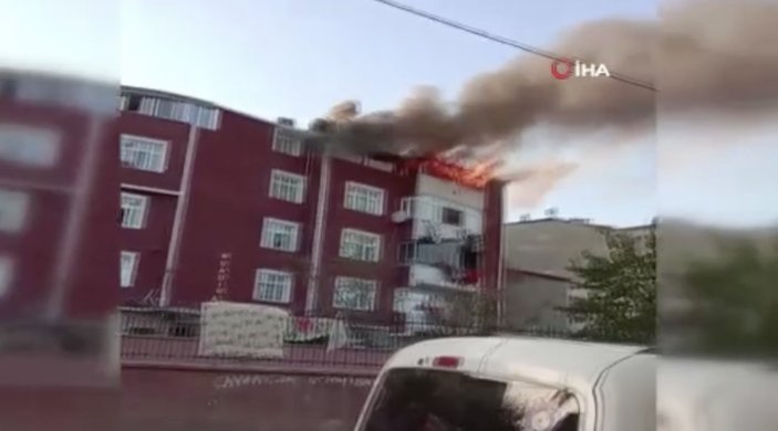 Arnavutköy’de 5 katlı binanın çatı katı alev alev yandı