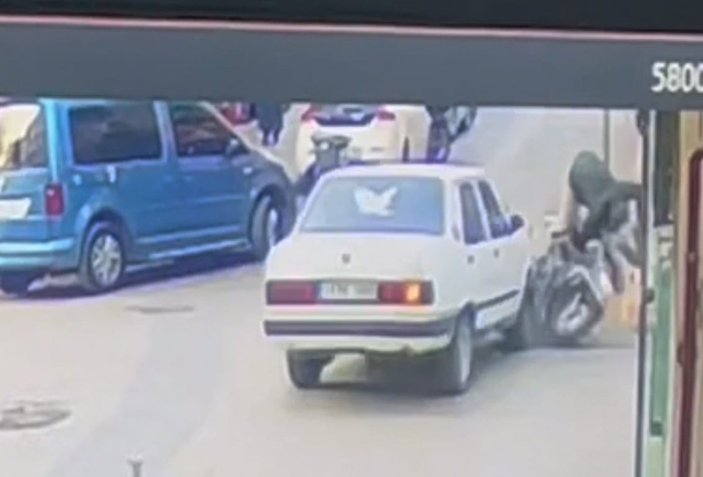 Bursa'da otomobilin çarptığı motosikletli mağazaya daldı
