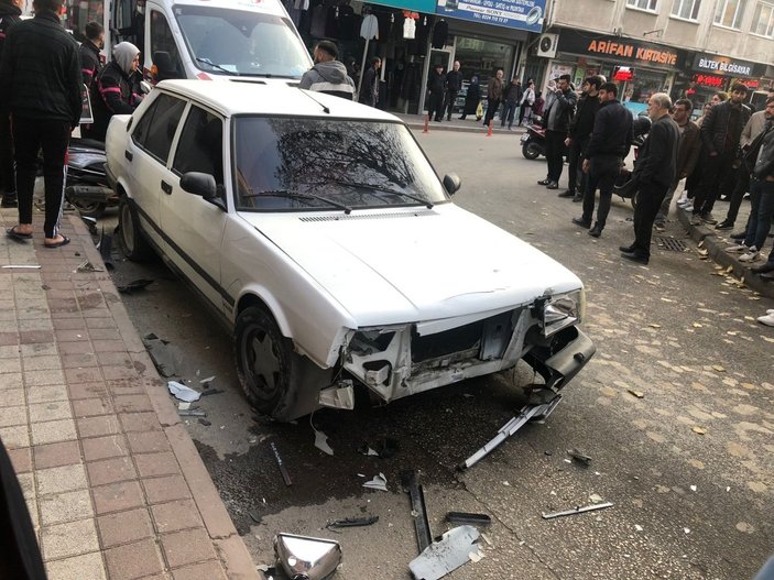 Bursa'da otomobilin çarptığı motosikletli mağazaya daldı