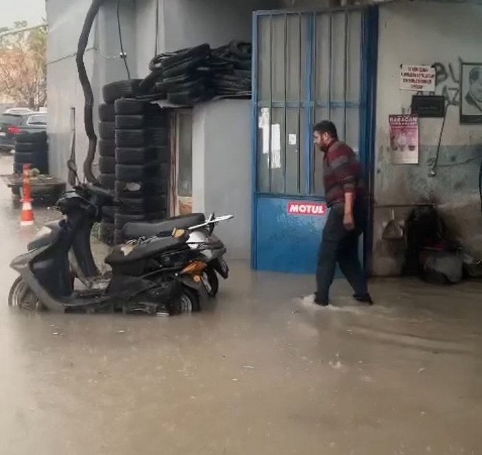 Hatay'da sağanak yağış sonrası dükkanlar suyla doldu