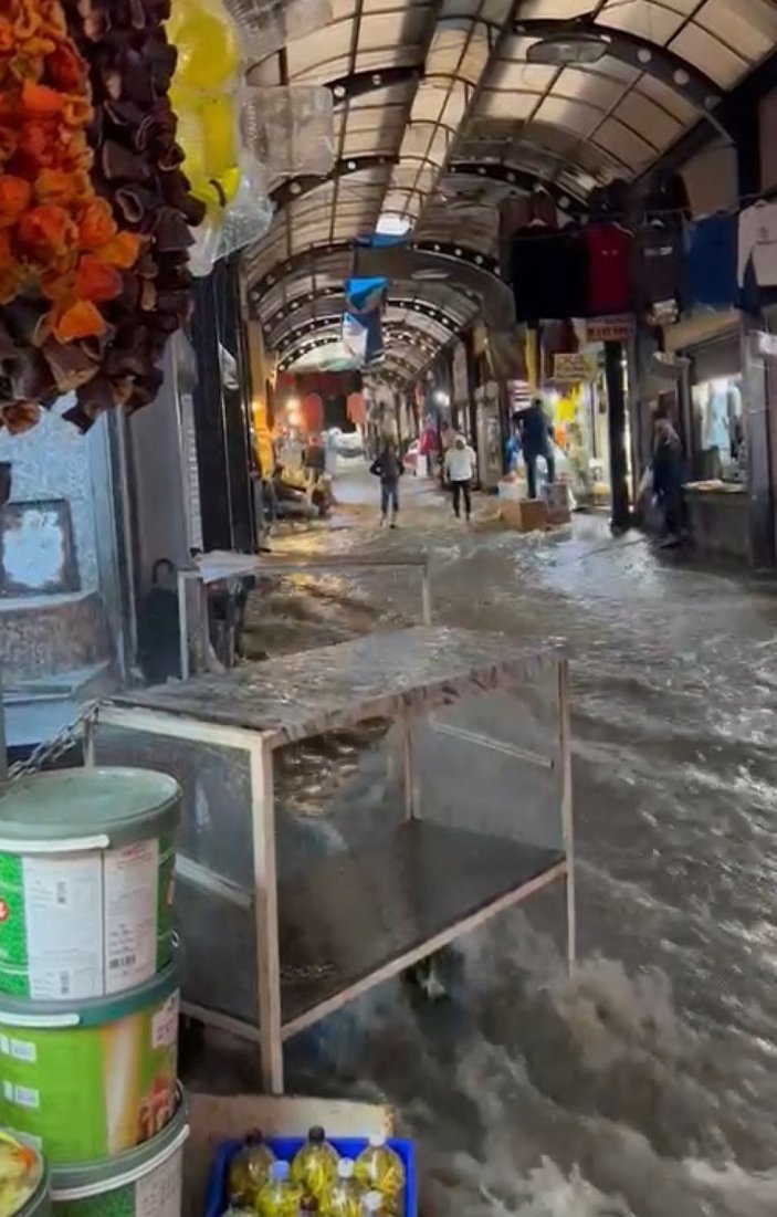 Hatay'da sağanak yağış sonrası dükkanlar suyla doldu
