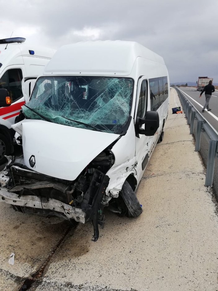 Edirne’de, minibüs ile kamyonet çarpıştı