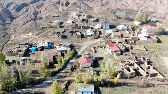 Sivas'ta 20 yaşında köy yönetiyor