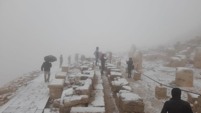 Nemrut Dağı'nda turistler kar heyecanı yaşadı