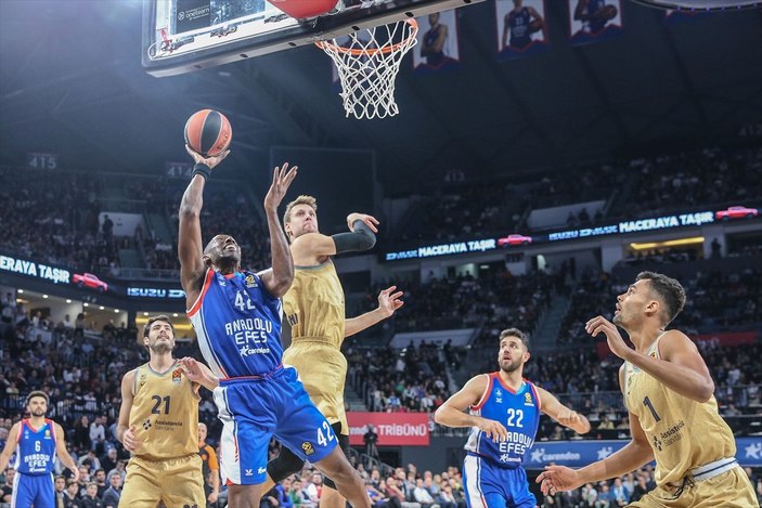 Anadolu Efes, Euroleague'de Barcelona'yı yendi